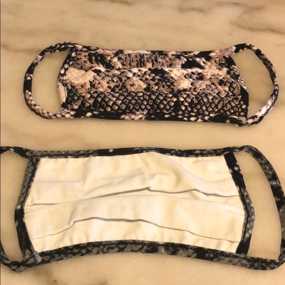 2 for 20! Black snake print face mask - Picture 6 of 7